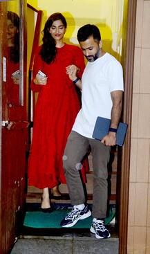 ਪਤੀ ਨਾਲ ਮਸਤੀ ਦੇ ਮੂਡ ‘ਚ ਨਜ਼ਰ ਆਈ ਐਕਟਰਸ ਸੋਨਮ ਕਪੂਰ