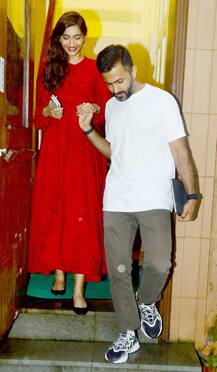 ਪਤੀ ਨਾਲ ਮਸਤੀ ਦੇ ਮੂਡ ‘ਚ ਨਜ਼ਰ ਆਈ ਐਕਟਰਸ ਸੋਨਮ ਕਪੂਰ