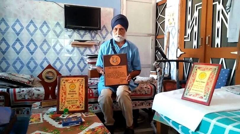 ਹੁਸ਼ਿਆਰਪੁਰ ਦੇ ਬਾਪੂ ਦਾ ਕਾਰਨਾਮਾ, 83 ਸਾਲ ਦੀ ਉਮਰੇ ਕੀਤੀ MA ਅੰਗਰੇਜ਼ੀ hoshiarpur man gets ma english degree in the age of 83 after 61 years gap ਹੁਸ਼ਿਆਰਪੁਰ ਦੇ ਬਾਪੂ ਦਾ ਕਾਰਨਾਮਾ, 83 ਸਾਲ ਦੀ ਉਮਰੇ ਕੀਤੀ MA ਅੰਗਰੇਜ਼ੀ