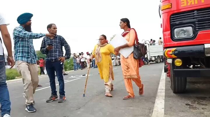 ਪਿਛਲੇ ਕਈ ਹਫ਼ਤਿਆਂ ਤੋਂ ਸੰਗਰੂਰ ਵਿੱਚ ਨੌਕਰੀ ਦੀ ਮੰਗ ਕਰ ਰਹੇ ਅਧਿਆਪਕ ਪਾਣੀ ਵਾਲੀ ਟੈਂਕੀ 'ਤੇ ਚੜ੍ਹ ਕੇ ਲਗਾਤਾਰ ਵਿਰੋਧ ਪ੍ਰਦਰਸ਼ਨਕਰ ਰਹੇ ਸੀ।