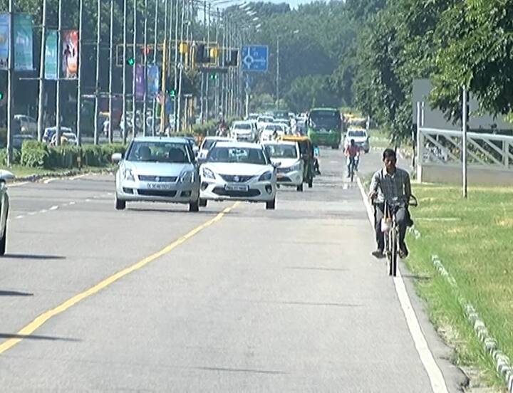 ਚੰਡੀਗੜ੍ਹ: ਵਧ ਰਹੇ ਪ੍ਰਦੂਸ਼ਣ ਤੇ ਟ੍ਰੈਫਿਕ ਦੀ ਸਮੱਸਿਆ ਨੂੰ ਦੂਰ ਕਰਨ ਲਈ ਚੰਡੀਗੜ੍ਹ ਪ੍ਰਸ਼ਾਸਨ ਨੇ ਦੋ ਰੋਜ਼ਾ ਕਾਰ ਫਰੀ ਡੇਅ ਮਨਾਇਆ ਪਰ ਇਸ ਕਾਰ ਫਰੀ ਡੇਅ ਦਾ ਚੰਡੀਗੜ੍ਹ ਵਿੱਚ ਬਹੁਤਾ ਅਸਰ ਦੇਖਣ ਨੂੰ ਨਹੀਂ ਮਿਲਿਆ। 