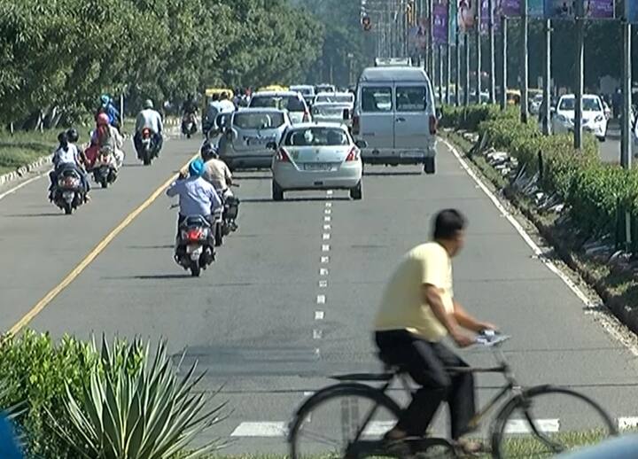 ਕਾਰ ਫਰੀ ਡੇਅ ਨੂੰ ਪੀਐਮ ਮੋਦੀ ਵੱਲੋ ਚਲਾਈ ਗਈ ਫਿੱਟ ਇੰਡੀਆ ਮੁਹਿੰਮ ਨਾਲ ਵੀ ਜੋੜਿਆ ਜਾ ਰਿਹਾ ਹੈ। ਅੱਜ ਦੀ ਭੱਜ-ਦੌੜ ਦੀ ਜ਼ਿੰਦਗੀ 'ਚ ਜਿੱਥੇ ਅਸੀਂ ਸਿਹਤ ਨੂੰ ਅੱਖੋ-ਪਰੋਖੇ ਕਰ ਰਹੇ ਹਾਂ, ਉੱਥੇ ਹੀ ਚੰਡੀਗੜ੍ਹ ਪ੍ਰਸ਼ਾਸਨ ਤੇ ਟ੍ਰੈਫਿਕ ਪੁਲਿਸ ਕਾਰ ਫਰੀ ਡੇਅ ਮਨਾ ਕੇ ਲੋਕਾਂ ਨੂੰ ਜਾਗਰੂਕ ਕਰ ਰਹੀ ਹੈ। 