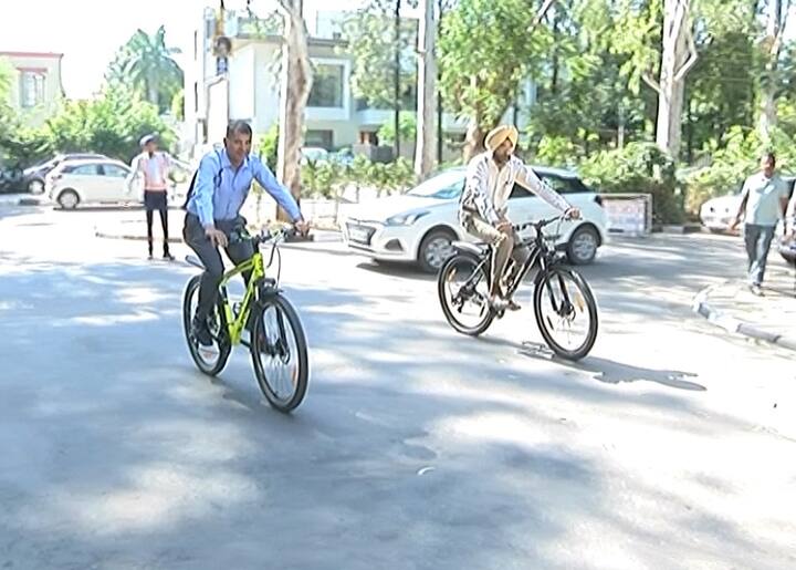 ਕਾਰ ਫਰੀ ਡੇਅ 'ਚ ਹਿੱਸਾ ਲੈਣ ਆਏ ਚੰਡੀਗੜ੍ਹ ਵਾਸੀਆਂ ਨੇ ਕਿਹਾ ਕਿ ਸ਼ਹਿਰ ਦੀ ਖੂਬਸੂਰਤੀ ਬਰਕਰਾਰ ਰੱਖਣ ਲਈ  ਆਉਣ ਜਾਣ ਲਈ ਸਾਈਕਲ ਤੇ ਪਬਲਿਕ ਟਰਾਂਸਪੋਰਟ ਦੀ ਵਰਤੋਂ ਕਰਨਗੇ। 