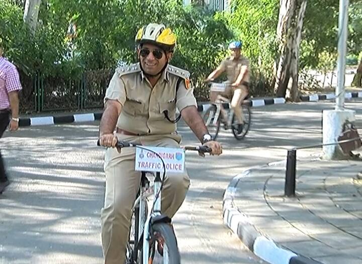 ਚੰਡੀਗੜ੍ਹ ਪੁਲਿਸ ਦੇ ਡੀਐਸਪੀ ਚਰਨਜੀਤ ਸਿੰਘ ਨੇ ਦੱਸਿਆ ਕਿ ਚੰਡੀਗੜ੍ਹ 'ਚ ਬਣੇ ਸਾਈਕਲ ਟਰੈਕ ਦਾ ਲੋਕਾਂ ਨੂੰ ਫਾਇਦਾ ਲੈਣਾ ਚਾਹੀਦਾ ਹੈ। ਇਨ੍ਹਾਂ ਟਰੈਕਸ ਨੂੰ ਚੰਡੀਗੜ੍ਹ ਪ੍ਰਸ਼ਾਸਨ ਵੱਲੋ ਸਪੈਸ਼ਲ ਬਣਾਇਆ ਗਿਆ ਹੈ।