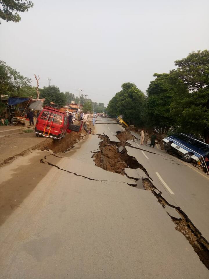 ਲਾਹੌਰ: ਭਾਰਤ ਸਮੇਤ ਪਾਕਿਸਤਾਨ ਵਿੱਚ ਭੂਚਾਲ ਦੇ ਤੇਜ਼ ਝਟਕੇ ਮਹਿਸੂਸ ਕੀਤੇ ਗਏ। ਲਾਹੌਰ ਤੋਂ 173 ਕਿਮੀ ਦੂਰ ਭੂਚਾਰ ਦਾ ਕੇਂਦਰ ਰਿਹਾ। ਇਸ ਦੇ ਤੀਬਰਤਾ 6.3 ਮਾਪੀ ਗਈ ਹੈ।