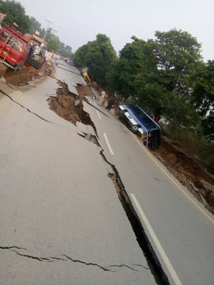 ਇਸ ਦੇ ਨਾਲ ਹੀ ਪਾਕਿ ਵਾਲੇ ਜੰਮੂ-ਕਸ਼ਮੀਰ 'ਚ ਵੀ ਭੂਚਾਲ ਦੇ ਝਟਕੇ ਮਹਿਸੂਸ ਹੋਏ। ਫਿਲਹਾਲ ਇਸ ਨਾਲ ਜਾਨ ਮਾਲ ਦੇ ਨੁਕਸਾਨ ਦੀ ਕੋਈ ਖ਼ਬਰ ਨਹੀਂ।