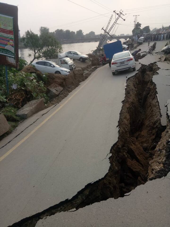 ਤਸਵੀਰਾਂ ਤੋਂ ਸਾਫ ਹੈ ਕਿ ਕਿਸ ਤਰ੍ਹਾਂ ਭੂਚਾਲ ਨਾਲ ਸੜਕਾਂ ਦਾ ਭਾਰੀ ਨੁਕਸਾਨ ਹੋਇਆ। ਸੜਕਾਂ 'ਤੇ ਵੱਡੇ ਪਾੜ ਪੈ ਗਏ ਹਨ। ਕੁਝ ਗੱਡੀਆਂ ਵੀ ਪਲਟੀਆਂ ਹੋਈਆਂ ਨਜ਼ਰ ਆ ਰਹੀਆਂ ਹਨ।