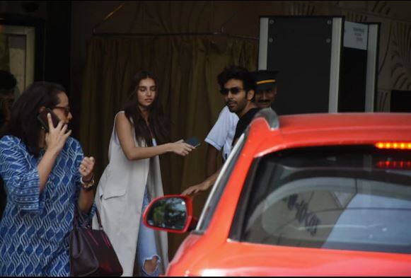 ਤਾਰਾ ਦੇ ਨਾਲ ਐਕਟਰ ਕਾਰਤਿਕ ਆਰੀਅਨ ਵੀ ਸੀ।