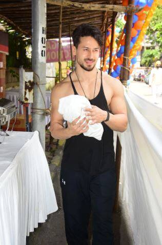 ਟਾਈਗਰ ਕਾਫੀ ਕੈਜ਼ੂਅਲ ਲੁੱਕ ‘ਚ ਨਜ਼ਰ ਆਏ।