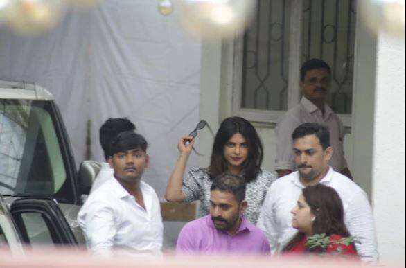 ਐਕਟਰਸ ਪ੍ਰਿਅੰਕਾ ਚੋਪੜਾ ਇਨ੍ਹਾਂ ਦਿਨੀਂ ਭਾਰਤ ਆਈ ਹੋਈ ਹੈ ਤੇ ਉਸ ਨੂੰ ਇੱਕ ਡਬਿੰਗ ਸਟੂਡੀਓ ਦੇ ਬਾਹਰ ਵੇਖਿਆ ਗਿਆ।