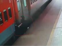 ਚੱਲਦੀ ਰੇਲ \'ਤੇ ਚੜ੍ਹਨ ਦੀ ਕੋਸ਼ਿਸ਼, ਵੀਡੀਓ \'ਚ ਦੇਖੋ ਫਿਰ ਕੀ ਵਾਪਰਿਆ!