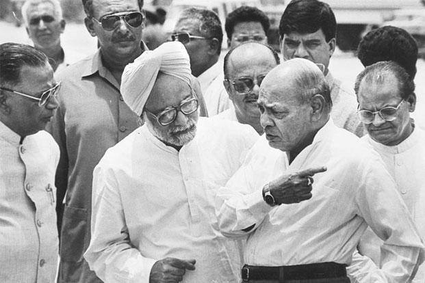 ਮਨਮੋਹਨ ਸਿੰਘ ਨੇ 1991 ਤੋਂ 1996 ਤਕ ਆਰਥਿਕ ਸੁਧਾਰਾਂ ‘ਚ ਨਿਰਣਾਇਕ ਭੂਮਿਕਾ ਨਿਭਾਈ। ਪੀਵੀ ਨਰਸਿਮ੍ਹਾ ਰਾਓ ਦੀ ਸਰਕਾਰ ‘ਚ ਜਦੋਂ ਉਨ੍ਹਾਂ ਨੇ ਬਤੌਰ ਵਿੱਤ ਮੰਤਰੀ ਆਪਣਾ ਬਜਟ ਪੇਸ਼ ਕੀਤਾ ਤਾਂ ਦੇਸ਼ ਨੂੰ ਇੱਕ ਨਵੀਂ ਆਰਥਿਕ ਦਿਸ਼ਾ ਮਿਲੀ।