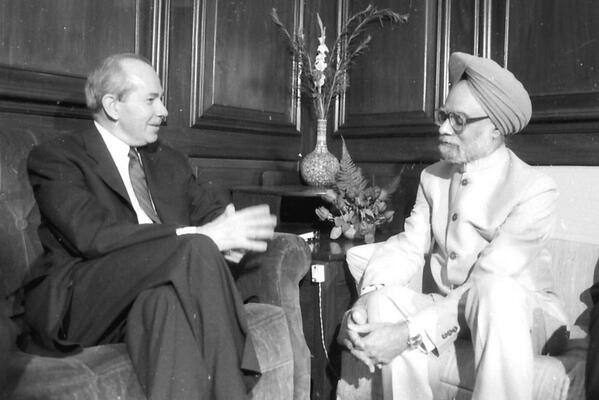 18 ਜੁਲਾਈ 2006 ‘ਚ ਭਾਰਤ ਅਤੇ ਅਮਰੀਕਾ ‘ਚ ਪਰਮਾਣੂ ਸਮਝੌਤਾ ਹੋਇਆ। ਇਸ ‘ਚ ਭਾਰਤ ਦੇ ਪ੍ਰਧਾਨ ਮੰਤਰੀ ਮਨਮੋਹਨ ਸਿੰਘ ਤੇ ਅਮਰੀਕੀ ਰਾਸ਼ਟਰਪਤੀ ਜਾਰਜ ਬੁਸ਼ ਨੇ ਸਮਝੌਤੇ ‘ਤੇ ਸਾਈਨ ਕੀਤੇ ਸੀ। ਇਸ ਨੂੰ ਮਨਮੋਹਨ ਦੀ ਵੱਡੀ ਕਾਮਯਾਬੀ ਮੰਨਿਆ ਜਾਂਦਾ ਹੈ।