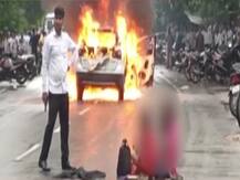 ਮੁੰਡੇ ਤੇ ਕੁੜੀ ਨੇ ਸੜਕ \'ਤੇ ਆਪਣੀ ਕਾਰ ਨੂੰ ਲਾਈ ਅੱਗ, ਫਿਰ ਫਾਇਰਿੰਗ ਕਰ ਦਿੱਤੀ