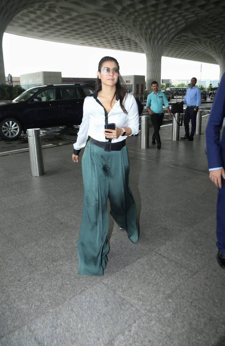 ਇਸ ਦੇ ਨਾਲ ਹੀ ਐਕਟਰ ਕਾਜੋਲ ਵੀ ਏਅਰਪੋਰਟ ‘ਤੇ ਆਪਣੇ ਕੁਲ ਅੰਦਾਜ਼ ‘ਚ ਨਜ਼ਰ ਆਈ।