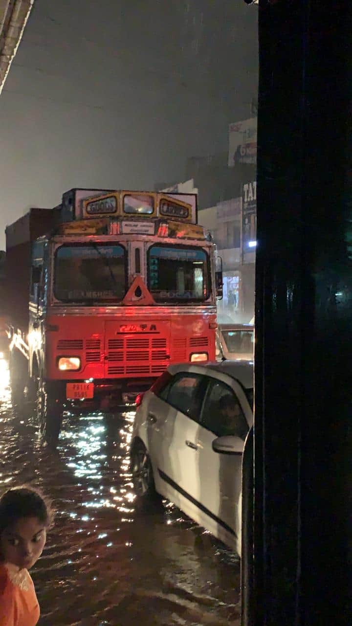 ਸੜਕਾਂ 'ਤੇ ਭਾਰੀ ਟ੍ਰੈਫਿਕ ਵੇਖਣ ਨੂੰ ਮਿਲ ਰਿਹਾ ਹੈ।