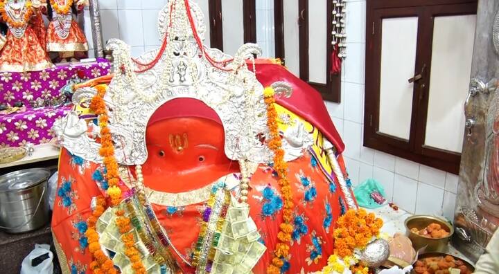 ਬੜਾ ਹਨੂਮਾਨ ਮੰਦਰ ਵਿੱਚ ਜੋ ਹਨੂਮਾਨ ਦੀ ਮੂਰਤੀ ਸਥਾਪਿਤ ਕੀਤੀ ਗਈ ਹੈ, ਲੋਕਾਂ ਦਾ ਮੰਨਣਾ ਹੈ ਕਿ ਉਹ ਆਪਣੇ ਆਪ ਹੀ ਉੱਥੇ ਪ੍ਰਗਟ ਹੋਈ ਸੀ।