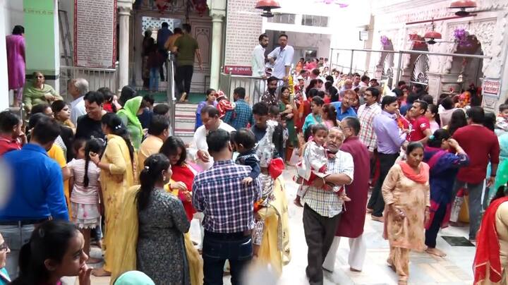 ਇਸ ਬਾਰੇ ਕਿਹਾ ਜਾਂਦਾਇਸ ਵਿਚਾਲੇ ਭਗਵਾਨ ਰਾਮ ਨੇ ਅਸ਼ਵਮੇਘ ਯੱਗ ਕਰਾਇਆ ਤੇ ਆਪਣਾ ਘੋੜਾ ਵਿਸ਼ਵ ਨੂੰ ਜਿੱਤਣ ਲਈ ਛੱਡ ਦਿੱਤਾ, ਜਿਸ ਨੂੰ ਇਸੇ ਸਥਾਨ 'ਤੇ ਲਵ ਤੇ ਕੁਸ਼ ਨੇ ਫੜ ਕੇ ਇੱਕ ਰੁੱਖ ਨਾਲ ਬੰਨ੍ਹ ਦਿੱਤਾ ਸੀ। ਇਸ 'ਤੇ ਜਦੋਂ ਹਨੂਮਾਨ ਲਵ ਤੇ ਕੁਸ਼ ਤੋਂ ਘੋੜਾ ਆਜ਼ਾਦ ਕਰਾਉਣ ਲਈ ਪਹੁੰਚੇ ਤਾਂ ਲਵ ਕੁਸ਼ ਨੇ ਉਨ੍ਹਾਂ ਨੂੰ ਵੀ ਬੰਦੀ ਬਣਾ ਲਿਆ ਤੇ ਇਸੇ ਸਥਾਨ 'ਤੇ ਬਿਠਾਇਆ। ਹੈ ਕਿ ਜਦੋਂ ਭਗਵਾਨ ਰਾਮ ਨੇ ਸੀਤਾ ਮਾਤਾ ਨੂੰ ਇੱਕ ਧੋਬੀ ਦੇ ਕਟਾਕਸ਼ 'ਤੇ ਬਨਵਾਸ ਲਈ ਭੇਜ ਦਿੱਤਾ ਸੀ ਤਾਂ ਉਸ ਸਮੇਂ ਉਨ੍ਹਾਂ ਮਹਾਂਰਿਸ਼ੀ ਵਾਲਮੀਕਿ ਦੇ ਆਸ਼ਰਮ ਵਿੱਚ ਪਨਾਹ ਲਈ ਸੀ ਤੇ ਆਪਣੇ ਦੋ ਪੁੱਤਰਾਂ ਲਵ ਤੇ ਕੁਸ਼ ਨੂੰ ਜਨਮ ਦਿੱਤਾ।