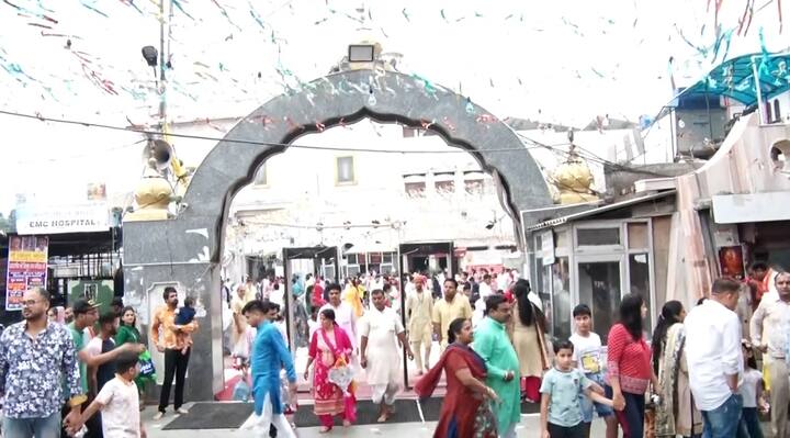 ਲੋਕਾਂ ਦਾ ਮੰਨਣਾ ਹੈ ਕਿ ਇਸੇ ਸਥਾਨ 'ਤੇ ਹਨੂਮਾਨ ਦੀ ਮੂਰਤੀ ਆਪਣੇ-ਆਪ ਪ੍ਰਗਟ ਹੋਈ। ਮੰਨਿਆ ਜਾਂਦਾ ਹੈ ਕਿ ਇੱਥੇ ਮਨ ਦੀ ਮੁਰਾਦ ਪੂਰੀ ਹੁੰਦੀ, ਇਸੇ ਲਈ ਇੱਥੇ ਲੰਗੂਰ ਮੇਲਾ ਮਨਾਇਆ ਜਾਂਦਾ ਹੈ।