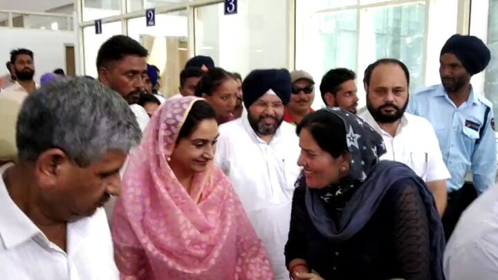 ਹਰਸਿਮਰਤ ਕੌਰ ਨੇ ਕਿਹਾ ਕਿ ਮੁੱਖ ਮੰਤਰੀ ਕੈਪਟਨ ਅਮਰਿੰਦਰ ਸਿੰਘ ਇੱਕ ਨੰਬਰ ਦੇ ਝੂਠੇ ਆਦਮੀ ਹਨ ਤੇ ਉਨ੍ਹਾਂ ਦੇ ਸਾਰੇ ਮੰਤਰੀ ਵੀ ਝੂਠੇ ਹਨ। ਉਨ੍ਹਾਂ ਕਿਹਾ ਕਿ ਜਦੋਂ ਤੋਂ ਪੰਜਾਬ ਵਿੱਚ ਕੈਪਟਨ ਦੀ ਸਰਕਾਰ ਬਣੀ ਹੈ, ਉਸ ਦਿਨ ਤੋਂ ਹੀ ਪੰਜਾਬ ਦੇ ਲੋਕਾਂ ਨੂੰ ਝੂਠ ਹੀ ਬੋਲਿਆ ਜਾ ਰਿਹਾ ਹੈ।
