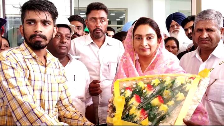 ਬਠਿੰਡਾ: ਕੇਂਦਰੀ ਮੰਤਰੀ ਹਰਸਿਮਰਤ ਬਾਦਲ ਨੇ ਅੱਜ ਬਠਿੰਡਾ ਵਿੱਚ ਤਿਆਰ ਹੋ ਰਹੇ ਏਮਜ਼ ਹਸਪਤਾਲ ਦਾ ਦੌਰਾ ਕੀਤਾ। ਇਸ ਦੌਰਾਨ ਉਨ੍ਹਾਂ ਕੈਪਟਨ ਸਰਕਾਰ 'ਤੇ ਖ਼ੂਬ ਨਿਸ਼ਾਨੇ ਲਾਏ। ਉਨ੍ਹਾਂ ਕਿਹਾ ਕਿ ਕਿੰਨੀ ਸ਼ਰਮ ਦੀ ਗੱਲ ਹੈ ਕਿ ਜਦੋਂ ਤੋਂ ਏਮਜ਼ ਦਾ ਕੰਮ ਸ਼ੁਰੂ ਹੋਇਆ ਹੈ, ਸੂਬਾ ਸਰਕਾਰ ਦਾ ਇੱਕ ਵੀ ਮੰਤਰੀ ਜਾਂ ਲੀਡਰ ਹਸਪਤਾਲ ਵੇਖਣ ਨਹੀਂ ਆਇਆ।