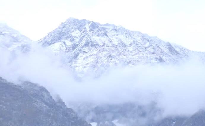 ਹਿਮਾਚਲ ਵਿੱਚ ਲਗਾਤਾਰ ਹੋ ਰਹੀ ਭਾਰੀ ਬਾਰਸ਼ ਨਾਲ ਤਾਪਮਾਨ 'ਚ ਗਿਰਾਵਟ ਆਈ ਹੈ।