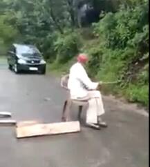 ਬਜ਼ੁਰਗ ਨੇ ਘਰ ਬਾਹਰ ਹੀ ਲਾਇਆ ਟੋਲ ਟੈਕਸ, ਹਰੇਕ ਵਾਹਨ ਤੋਂ ਵਸੂਲੀ, ਵੀਡੀਓ ਵਾਇਰਲ