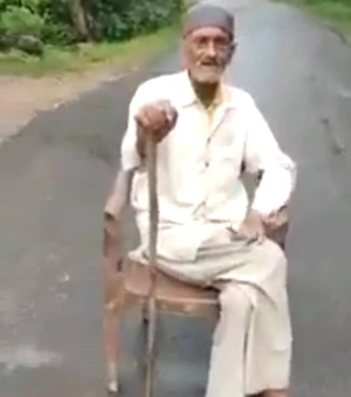 ਇਸੇ ਲਈ ਬਜ਼ੁਰਗ ਨੇ ਹੁਣ ਸੜਕ ਦੇ ਅੱਧ ਵਿਚਕਾਰ ਆਪਣੀ ਕੁਰਸੀ ਡਾਹ ਲਈ ਹੈ ਤੇ ਸੜਕ ਤੋਂ ਆਉਣ-ਜਾਣ ਵਾਲਿਆਂ ਕੋਲੋਂ ਟੋਲ ਟੈਕਸ ਲੈਣਾ ਸ਼ੁਰੂ ਕਰ ਦਿੱਤਾ ਹੈ, ਤਾਂਕਿ ਉਹ ਖ਼ਤਰਨਾਕ ਸੜਕ 'ਤੇ ਰਿਟੇਨਿੰਗ ਵਾਲ ਬਣਵਾ ਸਕਣ।