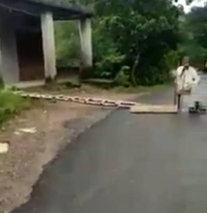 ਬਜ਼ੁਰਗ ਦਾ ਦਾਅਵਾ ਹੈ ਕਿ ਵਿਧਾਇਕਾਂ ਨੇ ਉਨ੍ਹਾਂ ਨੂੰ ਖ਼ੁਦ ਇਸ ਦਾ ਇੰਤਜ਼ਾਮ ਕਰਨ ਲਈ ਕਿਹਾ ਹੈ। ਵਿਧਾਇਕਾਂ ਨੇ ਕਿਹਾ ਕਿ ਜਿੱਥੋਂ ਮਰਜ਼ੀ ਪੈਸੇ ਲਿਆਓ, ਇਸ ਦਾ ਕੰਮ ਤੁਹਾਨੂੰ ਖ਼ੁਦ ਹੀ ਕਰਾਉਣਾ ਪਏਗਾ।