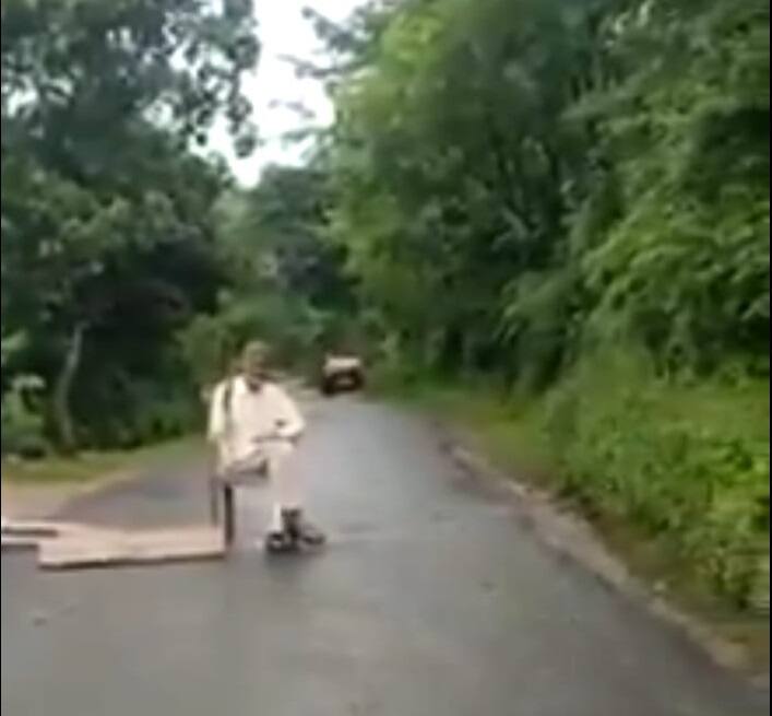 ਮਕਾਨ ਦੇ ਸਾਹਮਣੇ ਜ਼ਮੀਨ ਖਿਸਕਣ ਦਾ ਖ਼ਤਰਾ ਹੈ ਤੇ ਕੰਧ (ਰਿਟੇਨਿੰਗ ਵਾਲ) ਦੀ ਸਖ਼ਤ ਲੋੜ ਹੈ, ਪਰ ਸਰਕਾਰ ਇਸ ਵੱਲ ਕੋਈ ਧਿਆਨ ਨਹੀਂ ਦੇ ਰਹੀ।