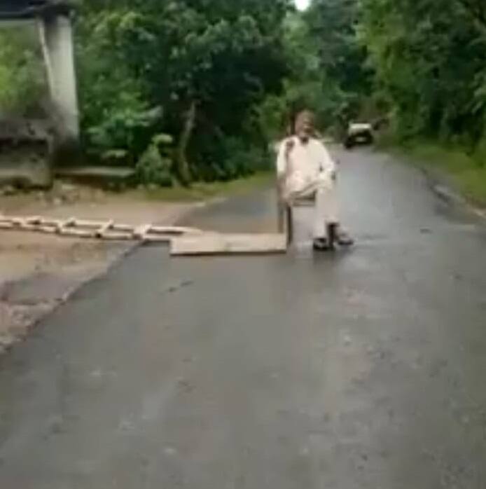 ਕਾਂਗੜਾ: ਸੋਸ਼ਲ ਮੀਡੀਆ 'ਤੇ ਇੱਕ ਵੀਡੀਓ ਖੂਬ ਵਾਇਰਲ ਹੋ ਰਹੀ ਹੈ ਜਿਸ ਵਿੱਚ ਇੱਕ ਬਜੁਰਗ ਟੋਲ ਟੈਕਸ ਲੈਂਦਾ ਦਿਖਾਈ ਦੇ ਰਿਹਾ ਹੈ।