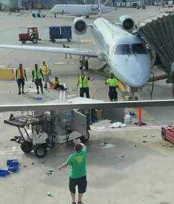 ਜਹਾਜ਼ 'ਤੇ ਸਾਮਾਨ ਚੜ੍ਹਾਉਣ ਆਈ ਗੱਡੀ ਨੇ ਪਾਈਆਂ ਭਾਜੜਾਂ, ਵੇਖੋ ਵਾਇਰਲ ਵੀਡੀਓ