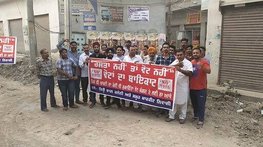 ਇਸ ਪੂਰੇ ਮਾਮਲੇ 'ਤੇ ਪ੍ਰਸ਼ਾਸਨ ਦਾ ਵੀ ਰੁੱਖ ਨਿਰਾਸ਼ਾਜਨਕ ਦਿਖਾਈ ਦੇ ਰਿਹਾ ਹੈ। ਪ੍ਰਸ਼ਾਸਨ ਦੇ ਵੱਲੋਂ ਸਰਵਿਸ ਰੋਡ ਤਿਆਰ ਕਰਵਾਉਣ ਦੀ ਬਜਾਏ ਮੁਹੱਲਾ ਵਾਸੀਆਂ ਨੂੰ ਹੀ ਪੁੱਠੇ ਸਿੱਧੇ ਜਵਾਬ ਦਿੱਤੇ ਜਾ ਰਹੇ ਹਨ। 