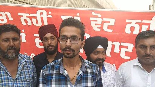 ਲਿਹਾਜ਼ਾ ਪ੍ਰਸ਼ਾਸਨ ਅਤੇ ਸਰਕਾਰ ਦੀ ਬੇਰੁਖੀ ਤੋਂ ਨਾਰਾਜ਼ ਇਨ੍ਹਾਂ ਮੁਹੱਲਾ ਵਾਸੀਆਂ ਦੇ ਵੱਲੋਂ ਆਪਣੇ ਜਮਹੂਰੀ ਹੱਕ ਦੀ ਵਰਤੋਂ ਕਰਦਿਆਂ ਹੋਏ ਜ਼ਿਮਨੀ ਚੋਣਾਂ ਦਾ ਬਾਈਕਾਟ ਕਰਨ ਦਾ ਐਲਾਨ ਕਰ ਦਿੱਤਾ ਗਿਆ ਹੈ। ਉਨ੍ਹਾਂ ਨੇ ਬਕਾਇਦਾ ਪੋਸਟਰ ਵੀ ਮੁਹੱਲੇ ਦੀ ਐਂਟਰੀ ਤੇ ਲਗਾ ਦਿੱਤੇ ਹਨ। 