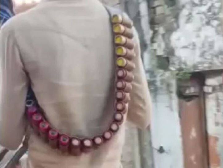 10-year-old-boy-sitting-on-horse-with-bullet-belt-in-roorkee 10 ਸਾਲਾ ਮੁੰਡੇ ਨੂੰ ਦਾਜ ‘ਚ ਮਿਲਿਆ ਘੋੜਾ, ਕਾਰਤੂਸ ਨਾਲ ਭਰੀ ਬੈਲਟ, ਵੀਡੀਓ ਵਾਈਰਲ
