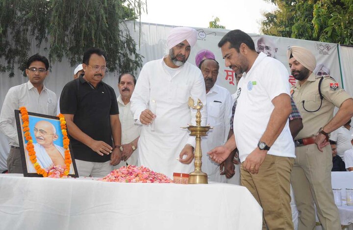 ਉਨ੍ਹਾਂ ਕਿਹਾ ਕਿ ਇਸ ਸਾਲ 550ਵੇਂ ਪ੍ਰਕਾਸ਼ ਉਤਸਵ ਨੂੰ ਸ਼ੁੱਧ ਵਾਤਾਵਰਣ ਨਾਲ ਮਨਾਉਣ ਲਈ ਅਪੀਲ ਕੀਤੀ ਗਈ ਸੀ ਪਰ ਜੇ ਕਿਸਾਨ ਫਿਰ ਵੀ ਝੋਨੇ ਦੀ ਪਰਾਲੀ ਸਾੜਦੇ ਹਨ ਤਾਂ ਉਨ੍ਹਾਂ ਦਾ ਪੰਜਾਬ ਉਨ੍ਹਾਂ ਨੂੰ ਮੁਬਾਰਕ ਹੋਵੇ।