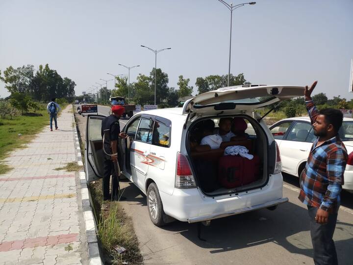 ਅੰਮ੍ਰਿਤਸਰ: ਪਾਕਿਸਤਾਨ ਦਾ ਕਿਸੇ ਪਾਸੇ ਜ਼ੋਰ ਨਹੀਂ ਚੱਲਿਆ ਤਾਂ ਹੁਣ ਉਸ ਦੀ ਨਜ਼ਰ ਪੰਜਾਬ 'ਤੇ ਆ ਟਿਕੀ ਹੈ। ਪਿਛਲੇ ਕੁਝ ਦਿਨਾਂ ਤੋਂ ਪੰਜਾਬ ਵਿੱਚੋਂ ਹਥਿਆਰਾਂ ਦਾ ਜ਼ਖ਼ੀਰਾ ਬਰਾਮਦ ਹੋ ਰਿਹਾ ਹੈ ਤੇ ਇਨ੍ਹਾਂ ਦੀ ਤਸਕਰੀ ਵਿੱਚ ਵੀ ਪੰਜਾਬ ਦੇ ਨੌਜਵਾਨਾਂ ਨੂੰ ਹੀ ਇਸਤੇਮਾਲ ਕੀਤਾ ਜਾ ਰਿਹਾ ਹੈ।