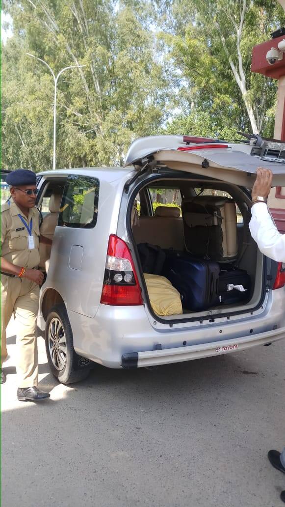 ਇਸ ਜਣਕਾਰੀ ਤੋਂ ਬਾਅਦ ਸੁਰੱਖਿਆ ਏਜੰਸੀਆਂ ਚੌਕੰਨੀਆਂ ਹੋ ਗਈਆਂ ਹਨ। ਅੰਮ੍ਰਿਤਸਰ ਏਅਰਪੋਰਟ ਦੇ ਅੰਦਰ ਤੇ ਬਾਹਰ ਖੂਬ ਚੈਕਿੰਗ ਕੀਤੀ ਜਾ ਰਹੀ ਹੈ। ਇਸ ਨੂੰ ਲੈ ਕੇ ਹਾਈ ਅਲਰਟ ਜਾਰੀ ਕੀਤਾ ਗਿਆ ਹੈ।