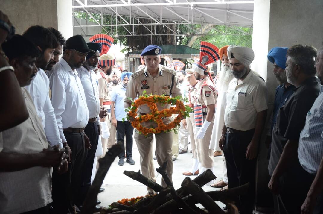 ਨਸ਼ਾ ਤਸਕਰਾਂ ਦੀ ਗੋਲੀ ਦੇ ਸ਼ਿਕਾਰ STF ਮੁਲਾਜ਼ਮ ਗੁਰਦੀਪ ਦਾ ਸਸਕਾਰ, STF ਮੁਖੀ ਸਿੱਧੂ ਨੇ ਦਿੱਤੀ ਸ਼ਰਧਾਂਜਲੀ stf cop gurdeep singh cremation ceremony done in jalandhar ਨਸ਼ਾ ਤਸਕਰਾਂ ਦੀ ਗੋਲੀ ਦੇ ਸ਼ਿਕਾਰ STF ਮੁਲਾਜ਼ਮ ਗੁਰਦੀਪ ਦਾ ਸਸਕਾਰ, STF ਮੁਖੀ ਸਿੱਧੂ ਨੇ ਦਿੱਤੀ ਸ਼ਰਧਾਂਜਲੀ