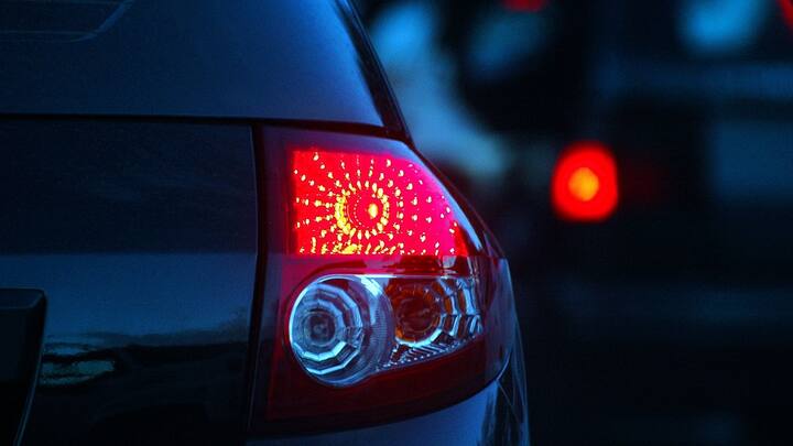 ਲਾਲ ਬੱਤੀ 'ਤੇ ਇੰਝਣ ਬੰਦ ਕਰੋ: ਰੈੱਡ ਲਾਈਡ 'ਤੇ ਇੰਝਣ ਚਾਲੂ ਰੱਖਣ ਨਾਲ ਰੁਕੇ ਹੋਏ ਸਮੇਂ ਵਿੱਚ ਵੀ ਕਾਰ ਚੱਲਦੀ ਰਹਿੰਦੀ ਹੈ ਤੇ ਤੇਲ ਬਲ਼ਦਾ ਰਹਿੰਦਾ ਹੈ। ਇਸ ਲਈ ਰੈੱਡ ਲਾਈਟ 'ਤੇ ਇੰਝਣ ਬੰਦ ਕਰ ਦਿਓ।