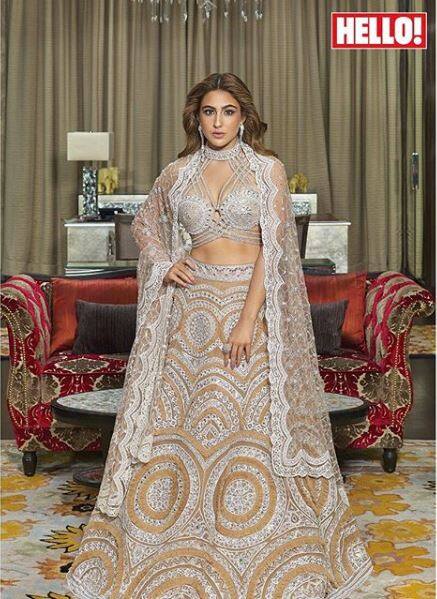 ਸਾਰਾ ਇਸ ਫੋਟੋਸ਼ੂਟ ‘ਚ ਬਲੈਕ ਸਾੜੀ ‘ਚ ਕਮਾਲ ਲੱਗ ਰਹੀ ਹੈ। ਇਸ ਦੇ ਨਾਲ ਉਸ ਨੇ ਬੋਲਡ ਆਈ ਮੈਕਅੱਪ, ਨਿਊਡ ਲਿਪਸਟਿਕ ਨਾਲ ਵਾਲਾਂ ਦਾ ਮੇਸੀ ਬੰਨ੍ਹ ਬਣਾਇਆ।