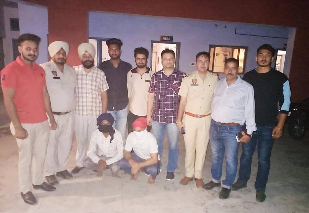 12 kg heroin seized in amritsar 2 arrested ਅੰਮ੍ਰਿਤਸਰ 'ਚ ਮਿਲੀ 12 ਕਿੱਲੋ ਹੈਰੋਇਨ, 2 ਨੌਜਵਾਨ ਗ੍ਰਿਫ਼ਤਾਰ