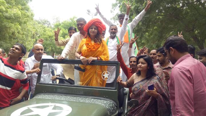 ਹਰਿਆਣਾ ਤੋਂ ਬੀਜੇਪੀ ਨੇ ਟਿੱਕ-ਟੌਕ ਸਟਾਰ ਸੋਨਾਲੀ ਫੋਗਾਟ ਨੂੰ ਚੋਣ ਮੈਦਾਨ ‘ਚ ਉਤਾਰ ਦਿੱਤਾ ਹੈ। ਸੋਨਾਲੀ ਫੋਗਾਟ ਨੇ ਅੱਜ ਹਿਸਾਰ ਦੇ ਆਦਮਪੁਰ ਤੋਂ ਨਾਮਜ਼ਦਗੀ ਭਰੀ। 