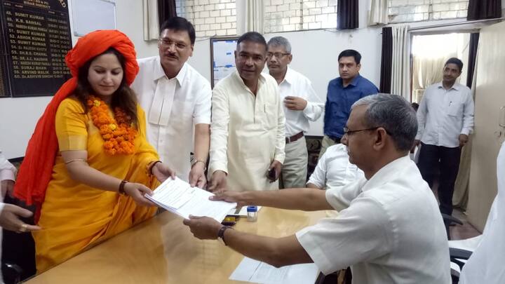 ਜਾਣਕਾਰੀ ਮੁਤਾਬਕ ਰਾਜਨੀਤੀ ‘ਚ ਆਉਣ ਤੋਂ ਪਹਿਲਾਂ ਸੋਨਾਲੀ ਕੁਝ ਸੀਰੀਅਲਸ ‘ਚ ਵੀ ਕੰਮ ਕਰ ਚੁੱਕੀ ਹੈ। 