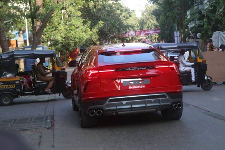 Lamborghini Urus ਦੁਨੀਆ ਦੀ ਪਹਿਲੀ ਸੁਪਰ ਸਪੋਰਟਸ ਯੁਟੀਲਿਟੀ ਵ੍ਹੀਕਲ ਦੇ ਨਾਂ ਨਾਲ ਜਾਣੀ ਜਾਂਦੀ ਹੈ। ਆਪਣੀ ਕਾਰ ‘ਚ ਰਣਵੀਰ ਕਾਫੀ ਹੈੱਪੀ ਮੂਡ ‘ਚ ਨਜ਼ਰ ਆਏ।