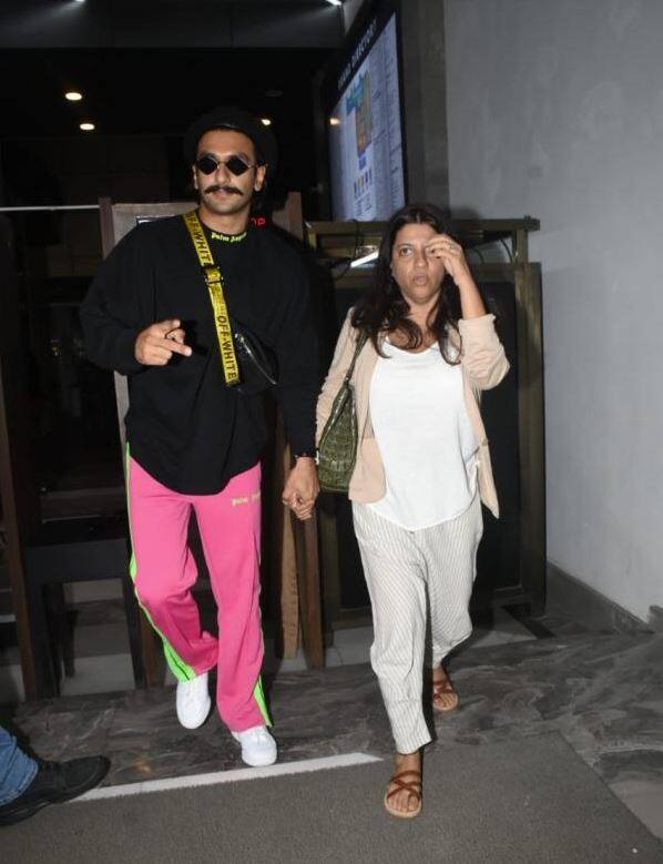 ਇਸ ਮੌਕੇ ਰਣਵੀਰ ਅਤੇ ਜ਼ੋਯਾ ਦੀ ਬਾਉਂਡਿੰਗ ਸਾਫ ਦੇਖਣ ਨੂੰ ਮਿਲ ਰਹੀ ਸੀ। ਰਣਵੀਰ ਨੇ ਮੌਕੇ ਲਾਲ ਰੰਗ ਦੀ ਮੈਚਿੰਗ ਕੈਪ ਪਾਈ ਸੀ। ਉਹ ਫਿਲਹਾਲ ਹੁਣ ਫ਼ਿਲਮ ‘83’ ਦੀ ਸ਼ੂਟਿੰਗ ‘ਚ ਬਿਜ਼ੀ ਹਨ। ਜਿਸ ‘ਚ ਰਣਵੀਰ ਕ੍ਰਿਕੇਟਰ ਕਪਿਲ ਦੇਵ ਦੇ ਕਿਰਦਾਰ ‘ਚ ਨਜ਼ਰ ਆਉਣਗੇ।