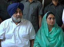 ਕਰਤਾਰਪੁਰ ਲਾਂਘੇ ਦਾ ਦੌਰਾ ਕਰਨ ਪੁੱਜੇ ਸੁਖਬੀਰ ਤੇ ਹਰਸਿਮਰਤ, ਕਾਂਗਰਸ \'ਤੇ ਮੜ੍ਹੇ ਗੰਭੀਰ ਇਲਜ਼ਾਮ  