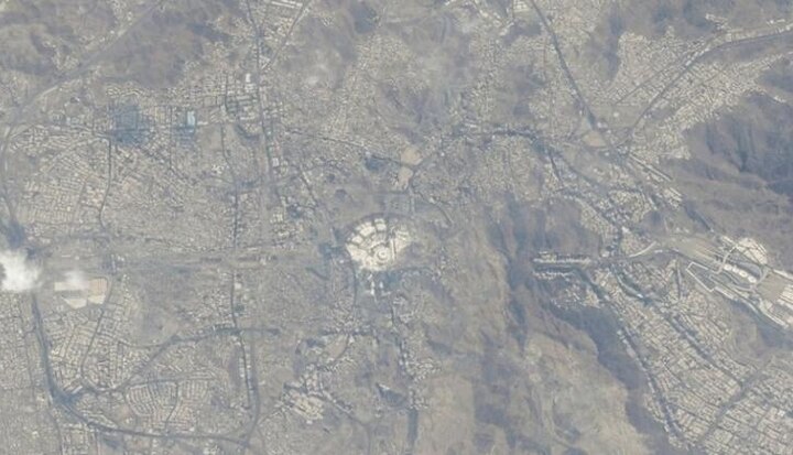 uae astronaut hazzaa sent stunning photo of mecca grand mosque from space ISRO ਨਾਲ UAE ਦੇ ਪਹਿਲੇ ਪੁਲਾੜ ਯਾਤਰੀ ਨੇ ਵੀ ਸਪੇਸ ਤੋਂ ਭੇਜੀਆਂ ਖ਼ੂਬਸੂਰਤ ਤਸਵੀਰਾਂ