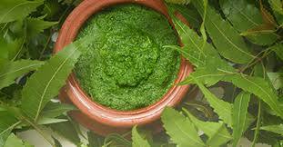 ਨਿੰਮ ਦਾ ਪੇਸਟ ਚਿਹਰੇ 'ਤੇ ਲਾਉਣ ਨਾਲ ਚਿਹਰੇ ਤੋਂ ਕਿਸੇ ਵੀ ਤਰ੍ਹਾਂ ਦੇ ਨਿਸ਼ਾਨ ਘਟ ਜਾਂਦੇ ਹਨ। ਇਸ ਦੇ ਲਈ ਨਿੰਮ ਦੇ ਪੇਸਟ ਵਿਚ ਥੋੜ੍ਹੀ ਜਿਹੀ ਹਲਦੀ ਪਾਓ ਤੇ ਇਸ ਦੀ ਵਰਤੋਂ ਕਰੋ। ਇਸ ਦੇ ਨਾਲ ਚਿਹਰੇ 'ਤੇ ਵਧੇਰੇ ਅਸਰ ਹੁੰਦਾ ਹੈ।