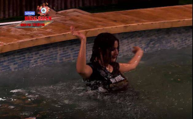 ਉਧਰ ਸ਼ਹਿਨਾਜ਼ ਵੀ ਪੂਲ ‘ਚ ਡਾਂਸ ਤੇ ਮਸਤੀ ਕਰਦੀ ਨਜ਼ਰ ਆਵੇਗੀ।